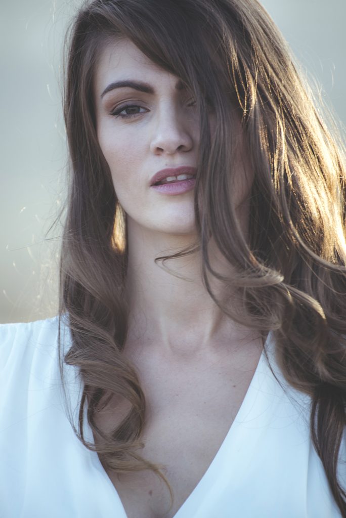 Portrait de Marine Debut à la lumière du soleil lors de son premier shooting de mannequinat
