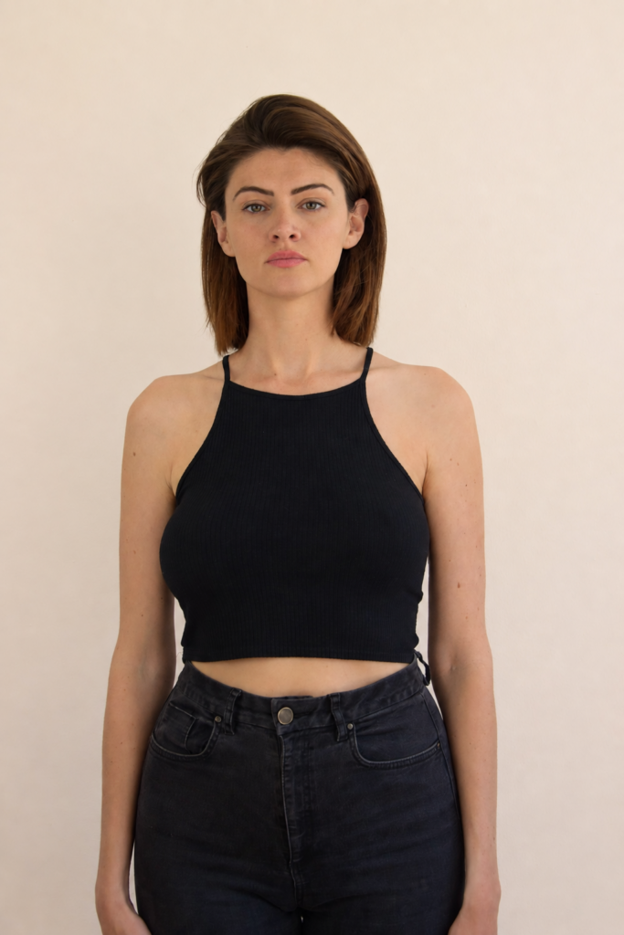 Pola de face de Marine DEBUT en tenue noire sur fond neutre
