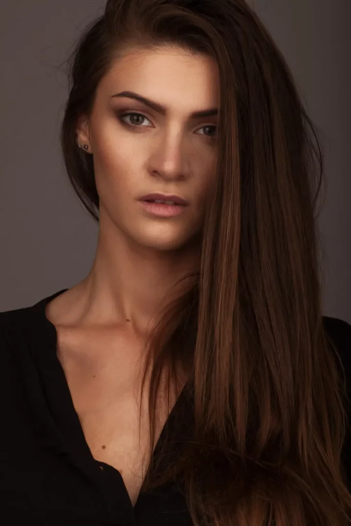 Portrait en gros plan de Marine DEBUT lors de son premier shooting en studio pour Enjoy Models