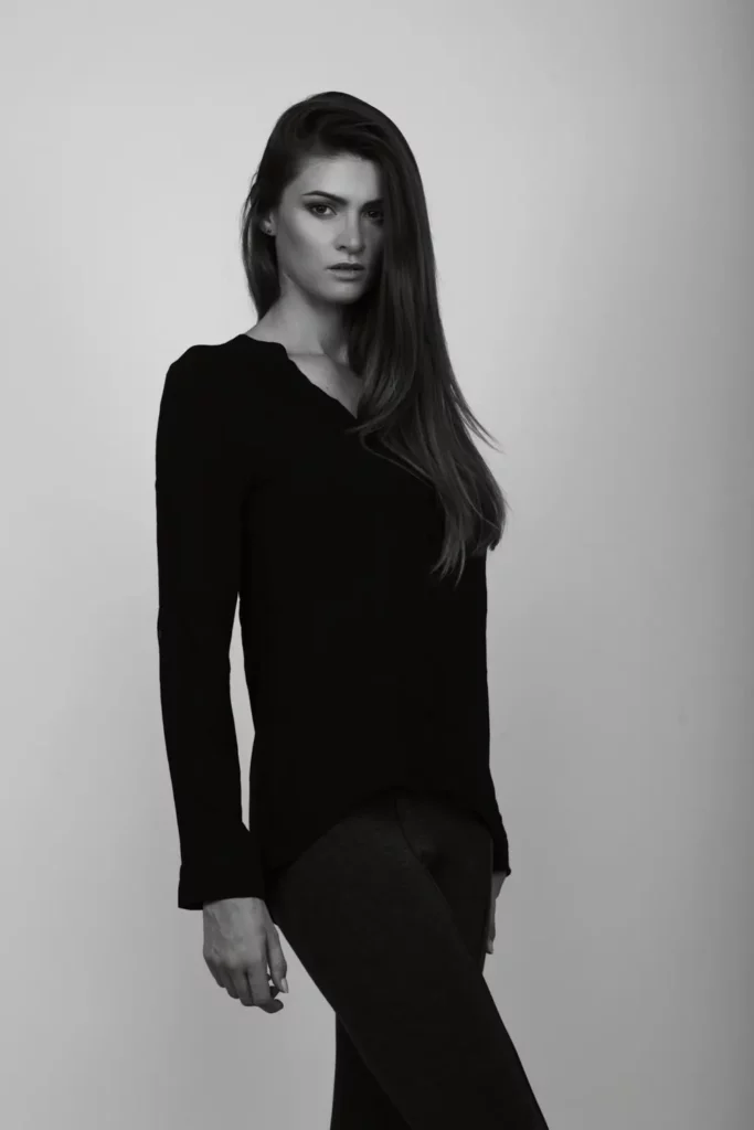 Marine DEBUT photographiée en noir et blanc lors de son premier shooting en studio pour Enjoy Models