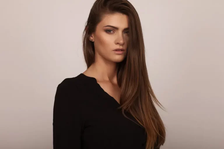 Portrait de Marine DEBUT lors de son premier shooting en studio pour Enjoy Models