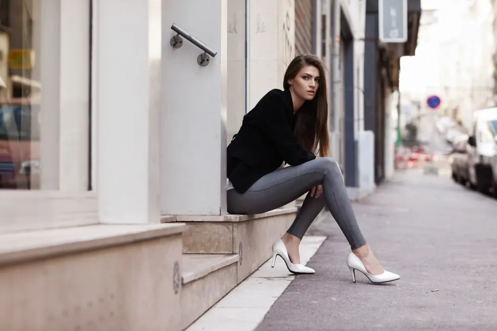 Marine DEBUT photographiée dans une rue pendant son premier shooting organisé par Enjoy Models